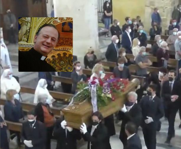 Campane e applauso senza fine<br> per l’ultimo saluto <br> a don Angelo Ciancotti