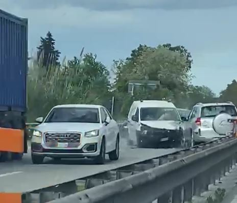 Contromano choc in superstrada: frontale tra auto e furgone (Video)