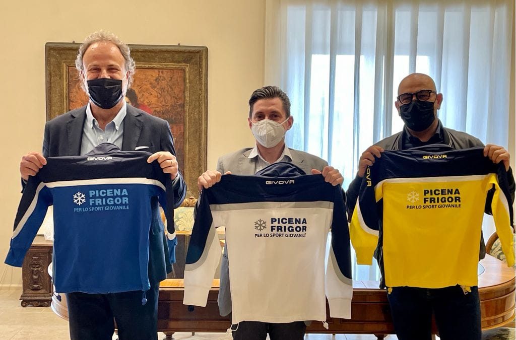 Mille tute per le società sportive, <br> il bel gesto della Picena Frigor <br> «Finalmente riparte lo sport»