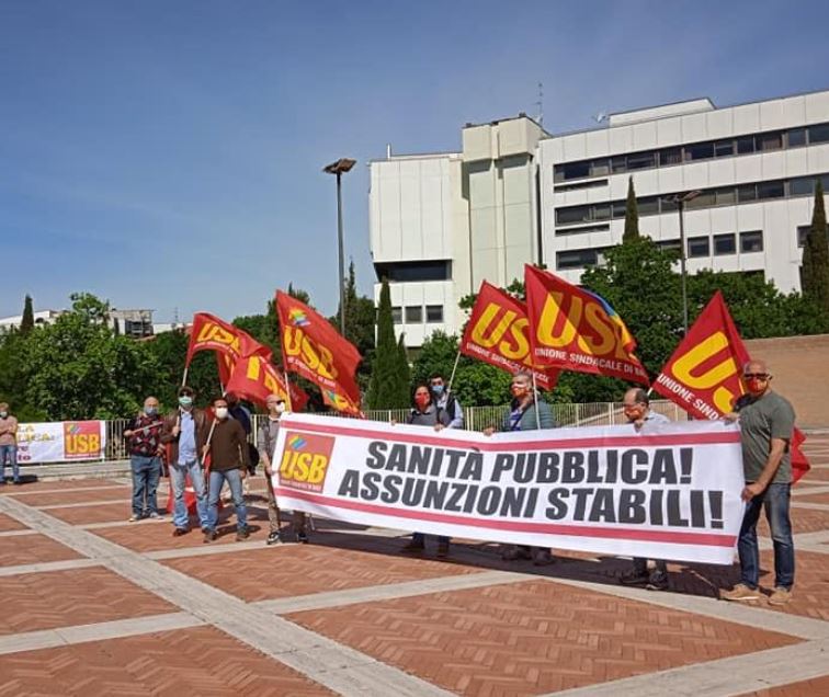 Sanità, manifestazione in Regione: <br> tra i nodi le premialità Covid