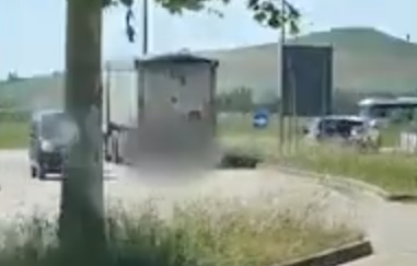 Ci risiamo: camion contromano <br> fino alla rotatoria dell’A14 <br> (Il video)