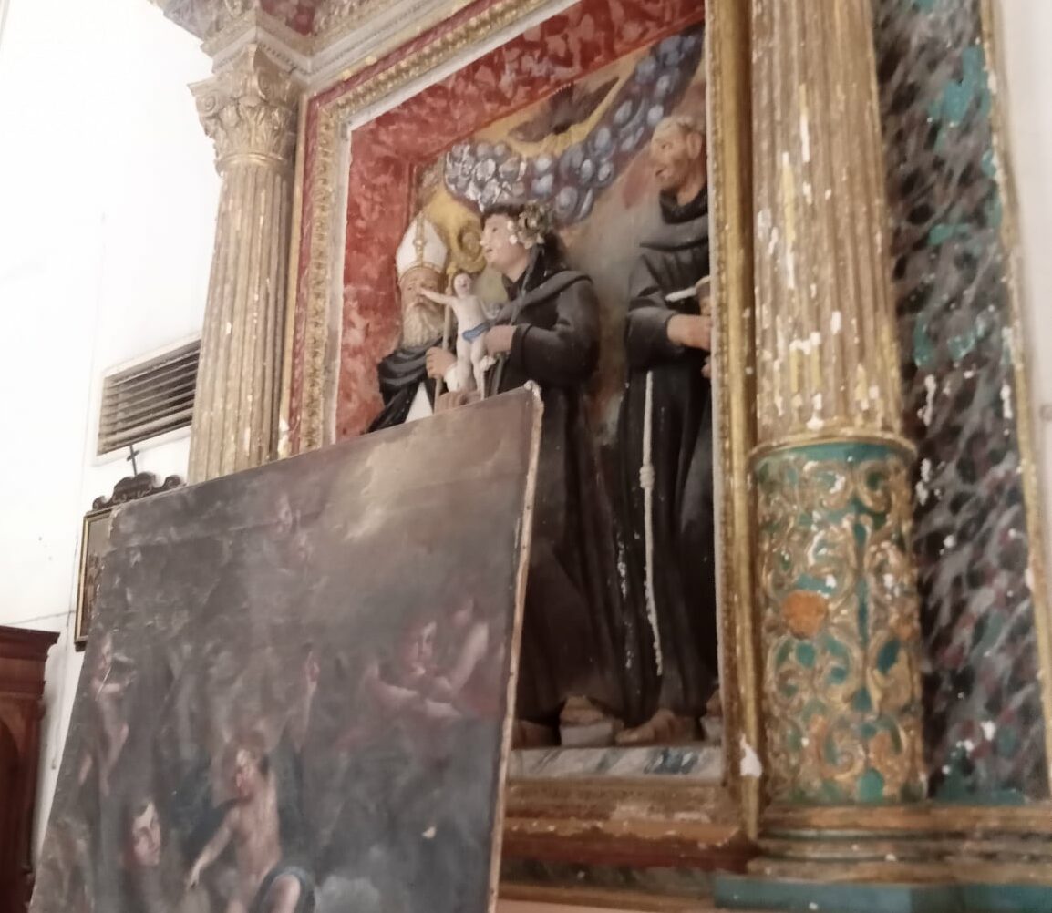 Dietro una tela appare <br> una scultura del XVI secolo<br> «Sensazionale scoperta artistica»