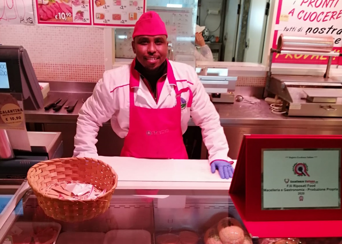 Trova una borsa con 2.000 euro: <br> Zakaria la restituisce alla proprietaria