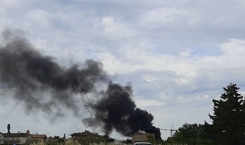 In fiamme rotoli di guaine catramate (Le foto)