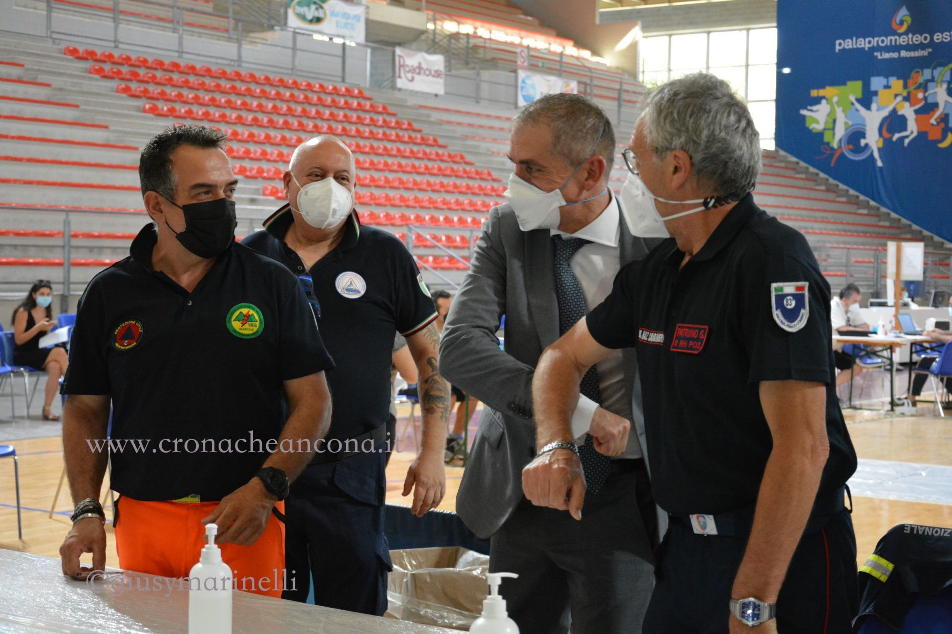 «Immunità di gregge a settembre <br> Nelle Marche un lavoro straordinario» <br> Visita del sottosegretario Costa <br> <span> (Foto e video) </span>