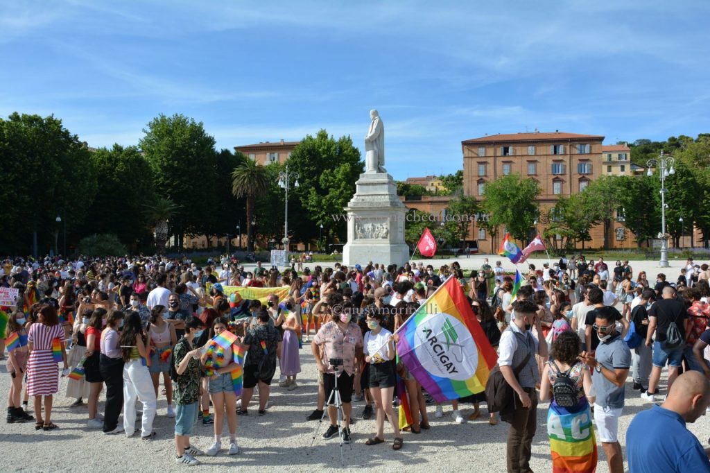 «Mi dicevano che ero malato, <br> per mia madre ciò che sono non esiste» <br> La storia di Samuele al “Marche Pride” <br> <span> (Tutte le foto)