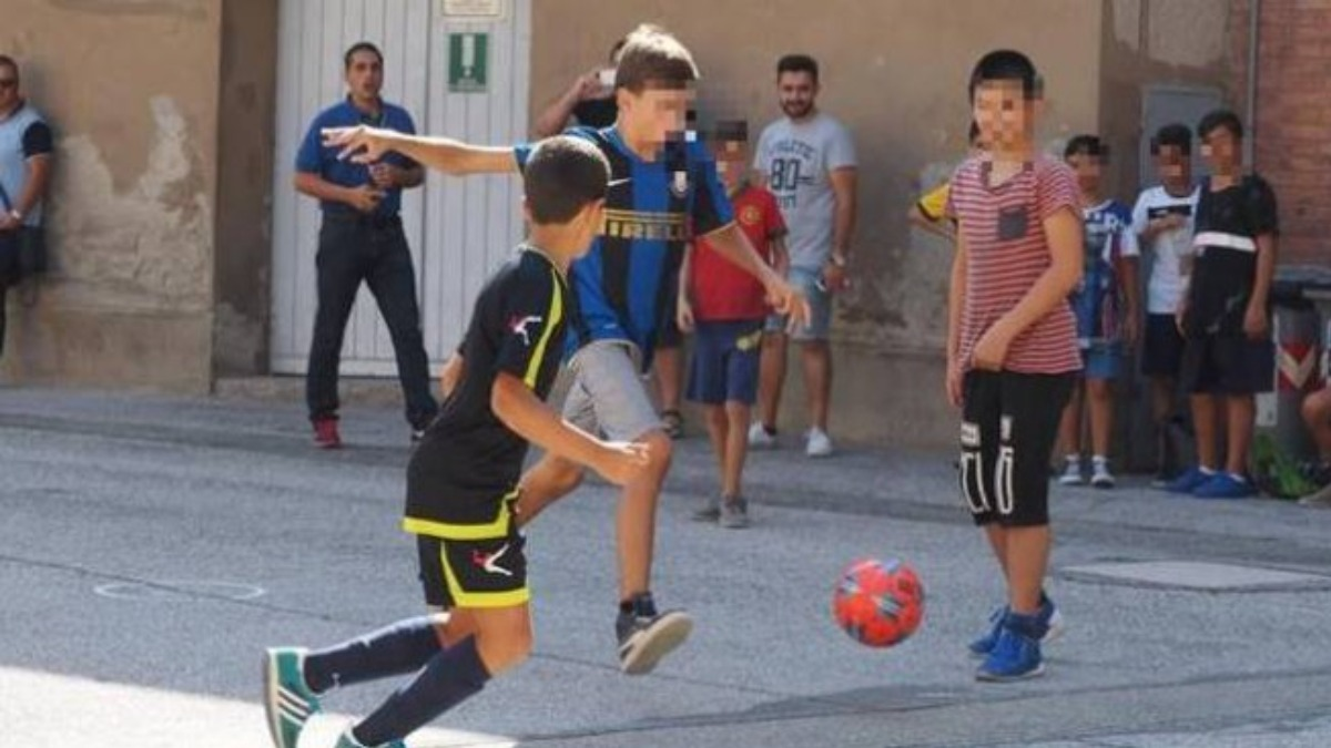 Stop al pallone per tutta l’estate, <br> multe fino a 500 euro <br> per chi sgarra Stop al pallone per tutta l’estate, <br> multe fino a 500 euro <br> per chi sgarra
