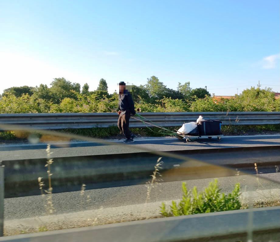 In superstrada a piedi <br> trascinando un carrello: bloccato
