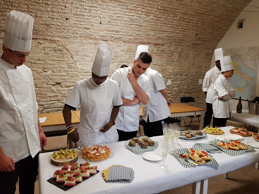 Corso gratuito di formazione<br> per aiuto cuoco, <br> iscrizioni entro il 30 giugno