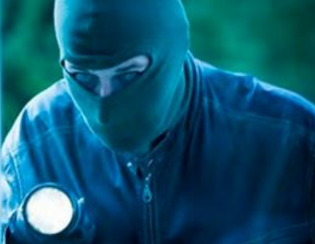 Faccia a faccia col ladro dentro casa: proprietario reagisce e lo prende a pugni
