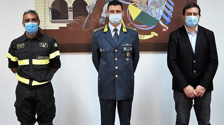 La Guardia di Finanza <br> consegna ad Arquata <br> i soldi rinvenuti nelle macerie del sisma La Guardia di Finanza <br> consegna ad Arquata <br> i soldi rinvenuti nelle macerie del sisma