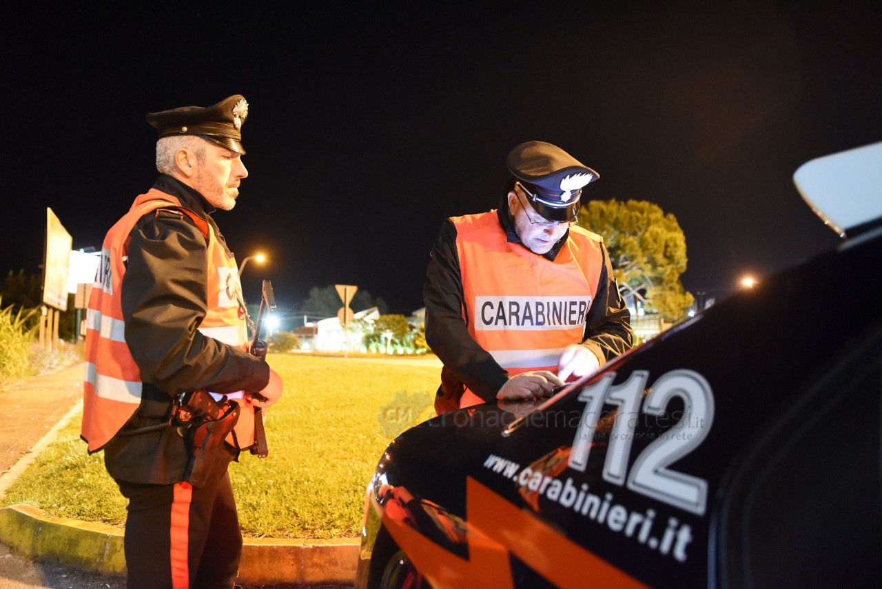 Fermato per un controllo antidroga, <br> colpisce i carabinieri con calci e pugni: <br> arrestato un 40enne