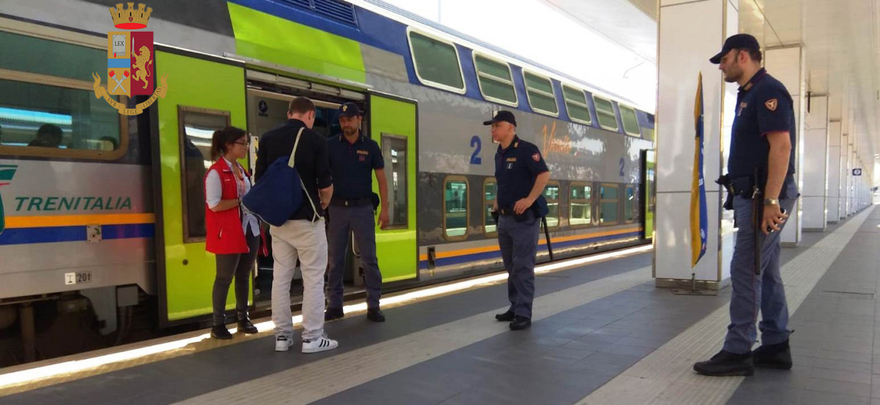 Accoltella una viaggiatrice alla stazione: denunciata una ragazza