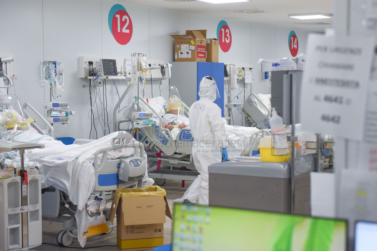 Covid: muore una 77enne, <br> calano i ricoveri nelle Marche