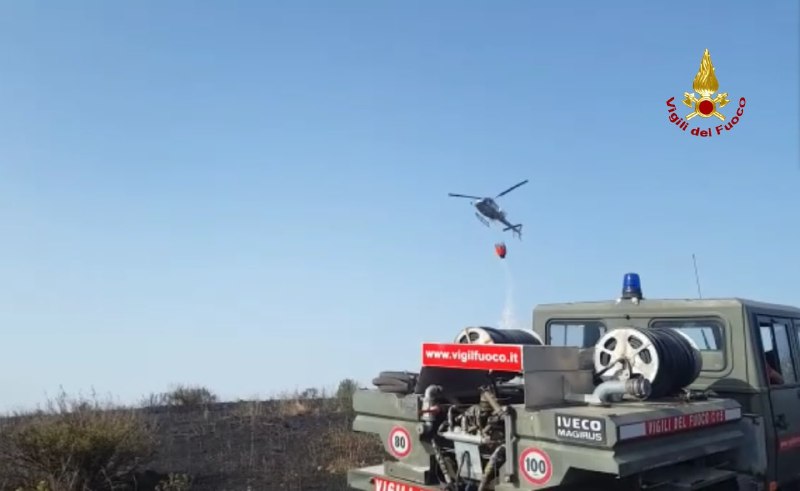 Vasto incendio a Castorano, <br> c’è anche l’elicottero <br> della Protezione Civile