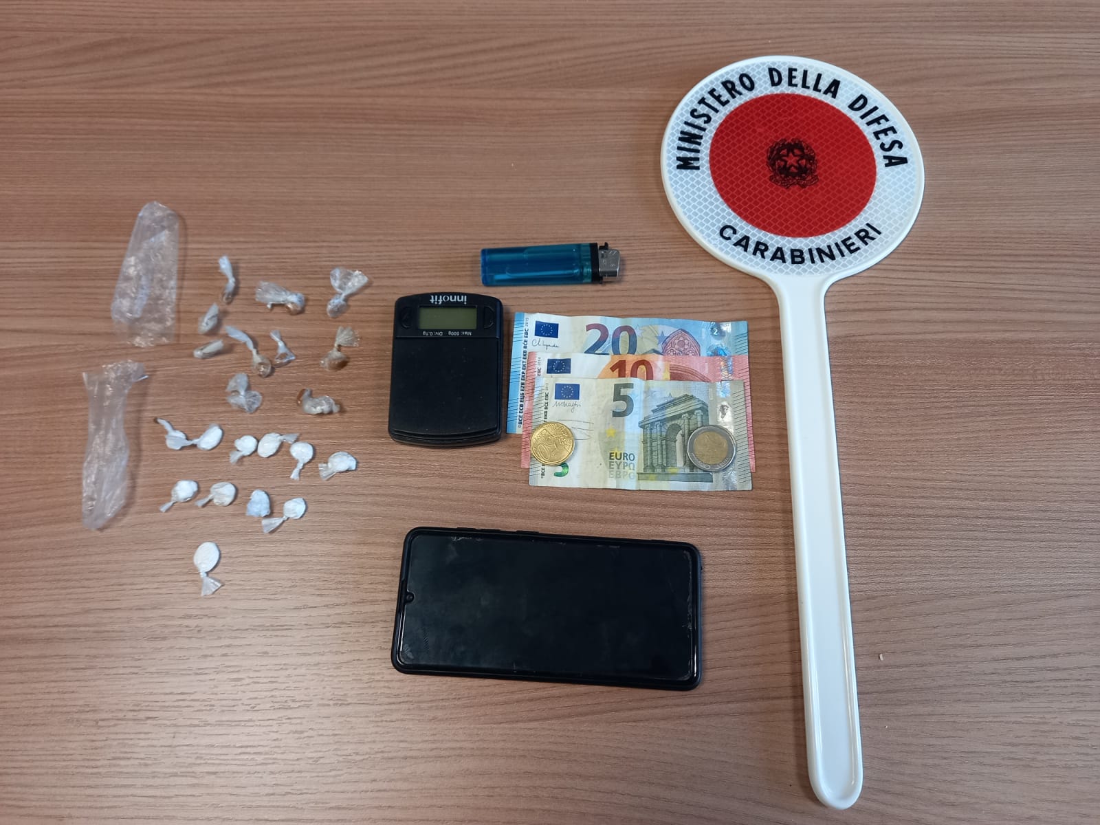Spaccia al bar ma non si accorge <br> dei Carabinieri: sequestrate <br> 21 “caramelle” di droga