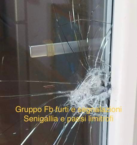 Furti in due abitazioni: <br> rubano pure un aspirapolvere