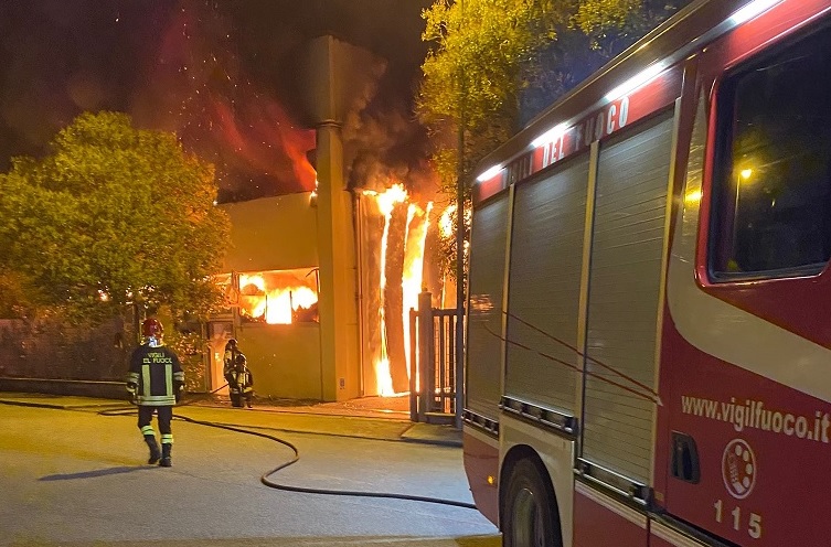 Calzaturificio divorato dalle fiamme <br> nella notte <span>(foto e video)</span>