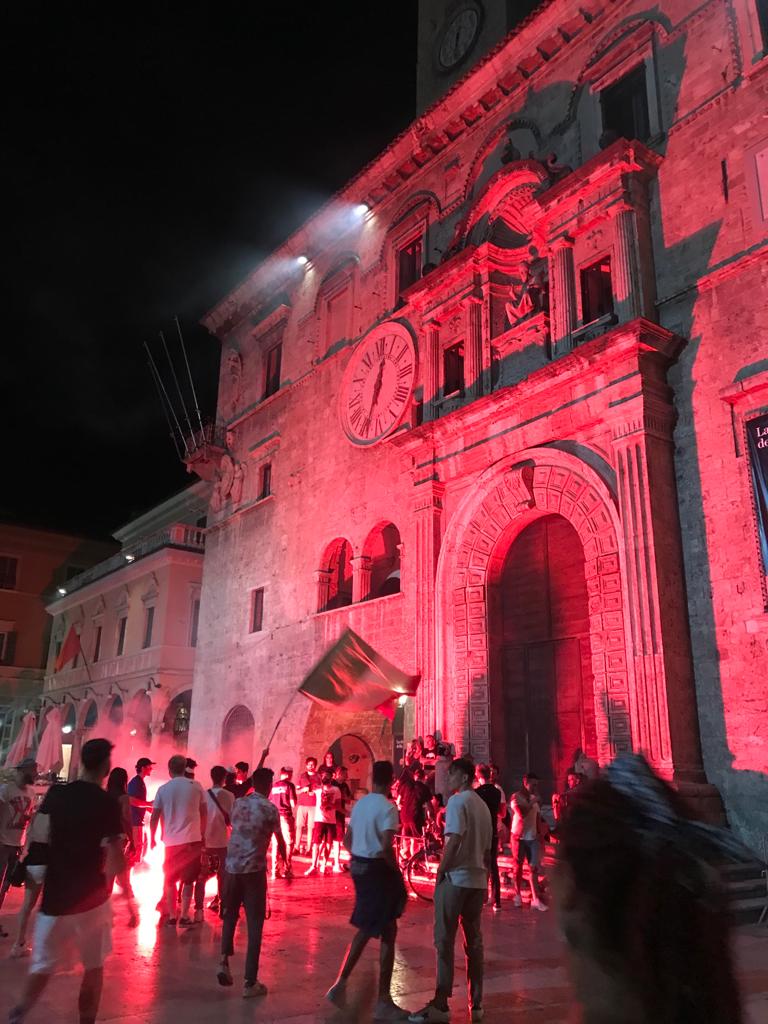 Italia-Spagna all’ultimo respiro, <br> dopo i rigori siamo in finale <br> Da Ascoli a San Benedetto, <br> fuochi d’artificio e clacson <br> <span> (Foto e video) </span>