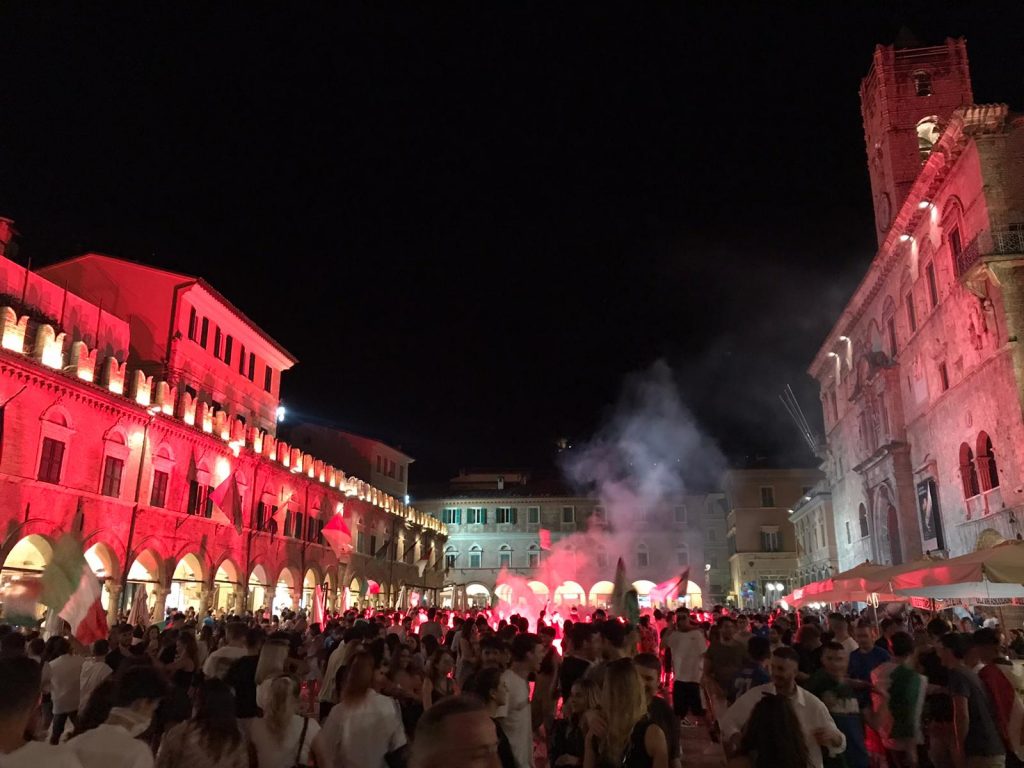 La vinciamo noi:<br> Italia campione d’Europa, <br> scatta la festa nelle piazze <span> (Foto e video)