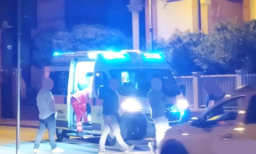 Rissa nella notte sul lungomare, soccorso un giovane