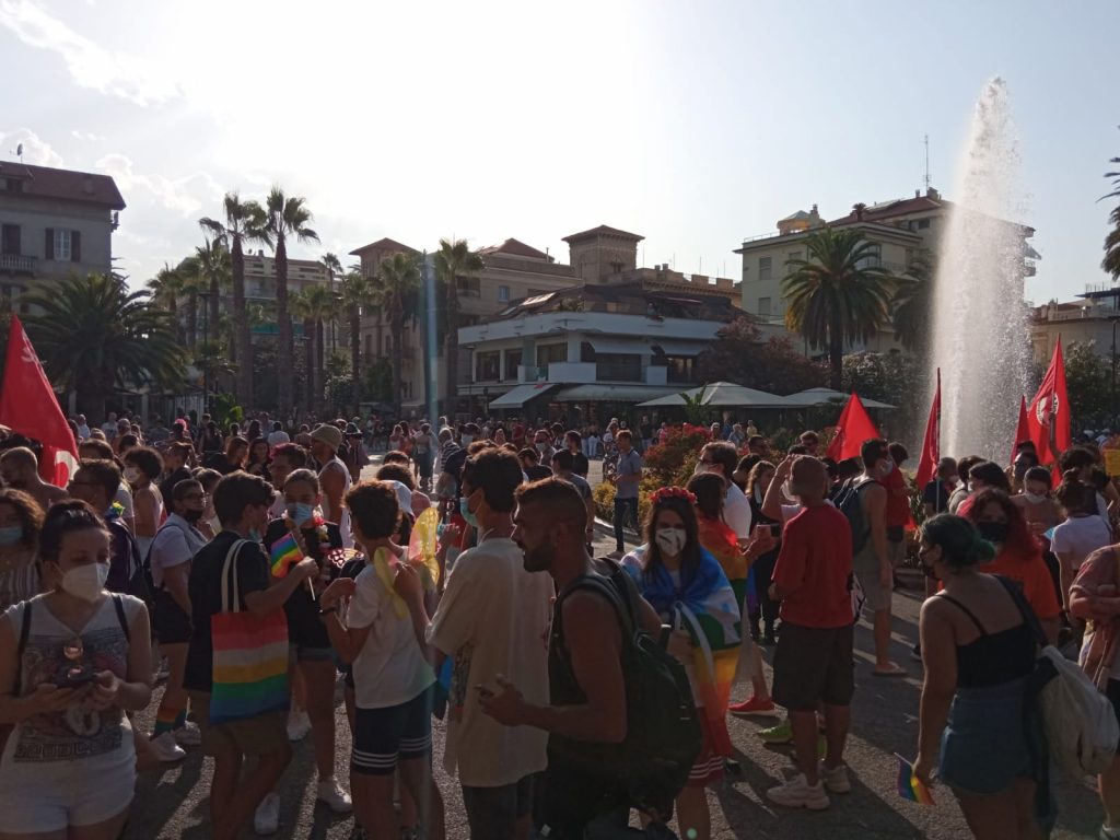 Esordio “Pride” nel Piceno, <br> la piazza a favore dei diritti: <br> «Uniti contro le differenze» <span> (Foto e video) </span>