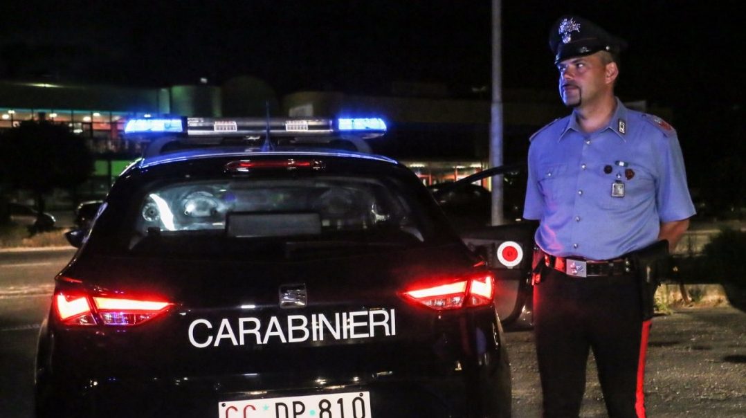 Si schianta contro le auto in sosta, <br> guidava ubriaca: nei guai una 41enne