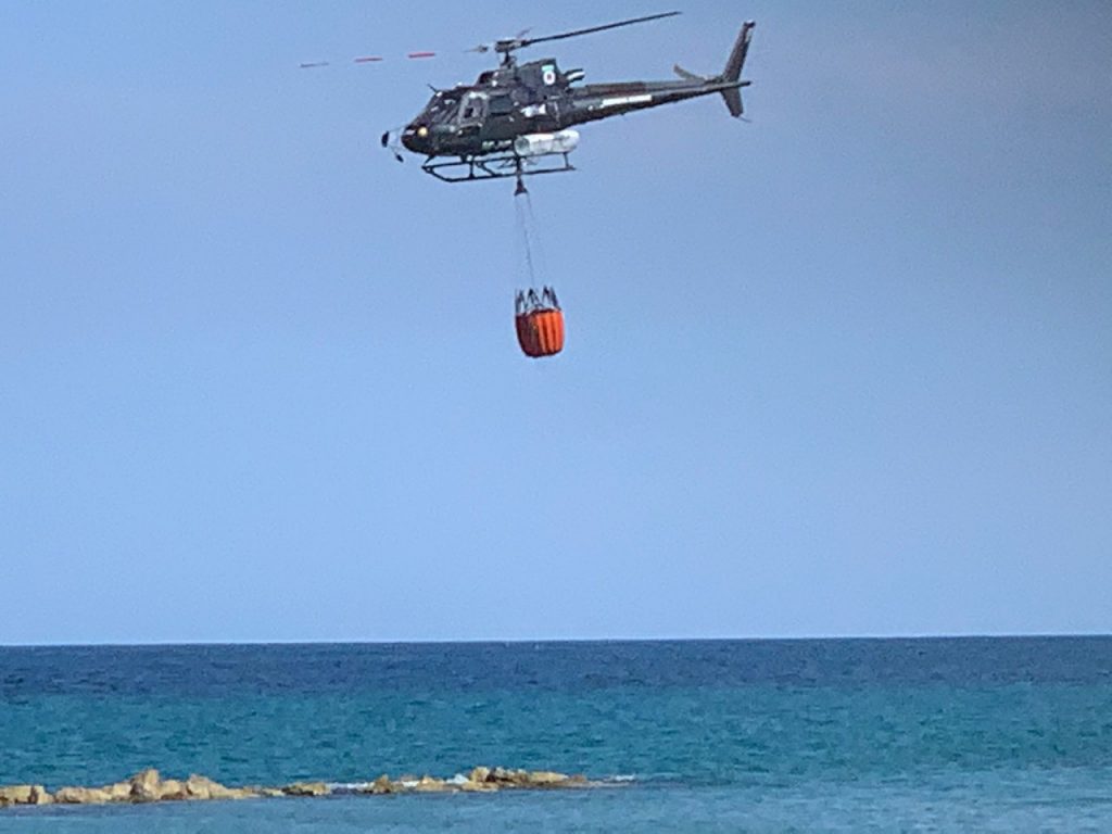 Il grande incendio di Massignano: <br> in azione anche un canadair <br> e un elicottero <span> (Foto e video)