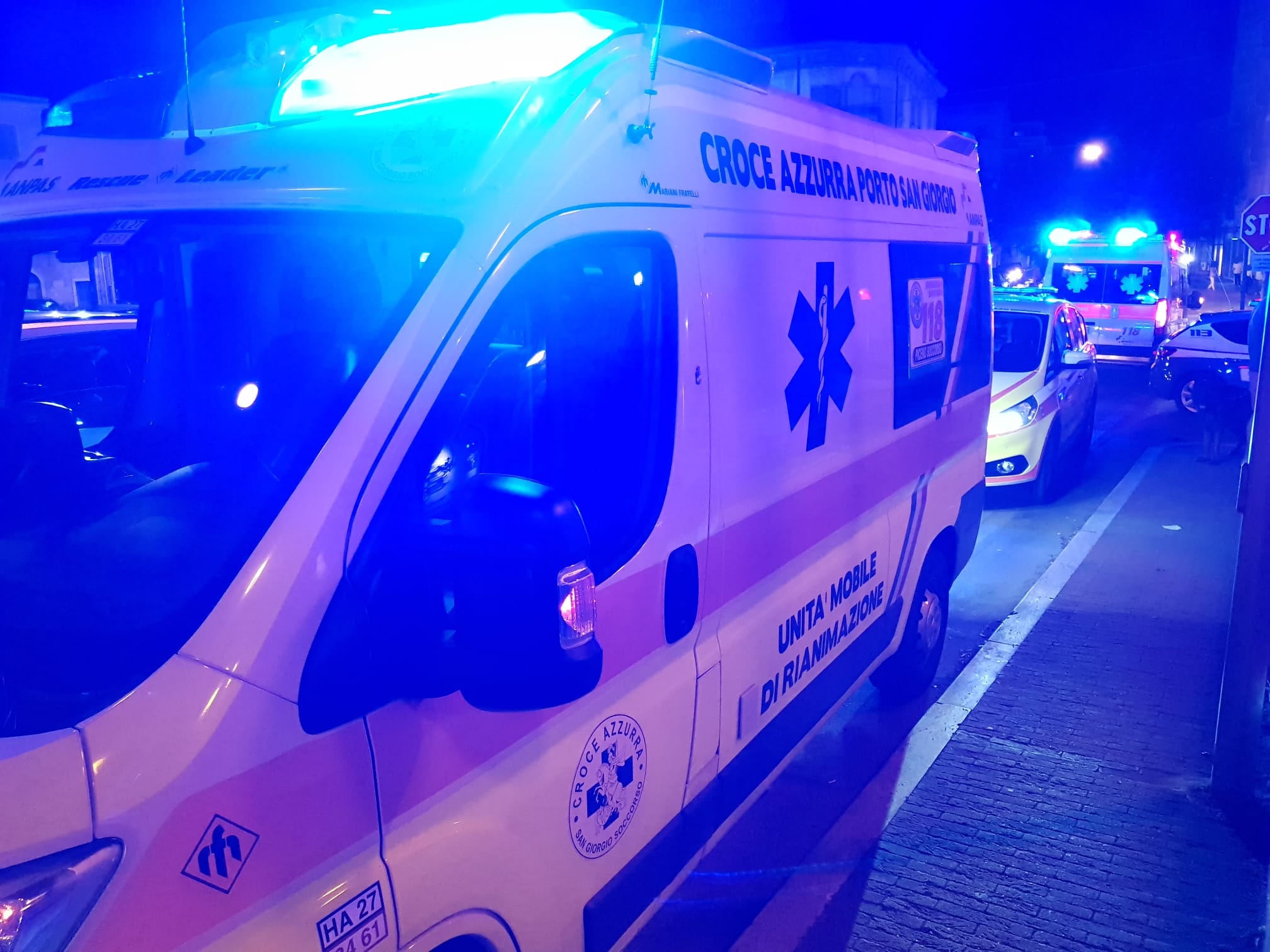 Paura e sangue in un appartamento: feriti due uomini