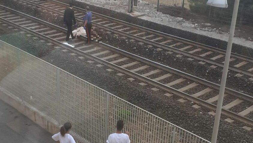 Attraversa i binari, sfiorato dal treno <br> Portato al “Torrette” in eliambulanza