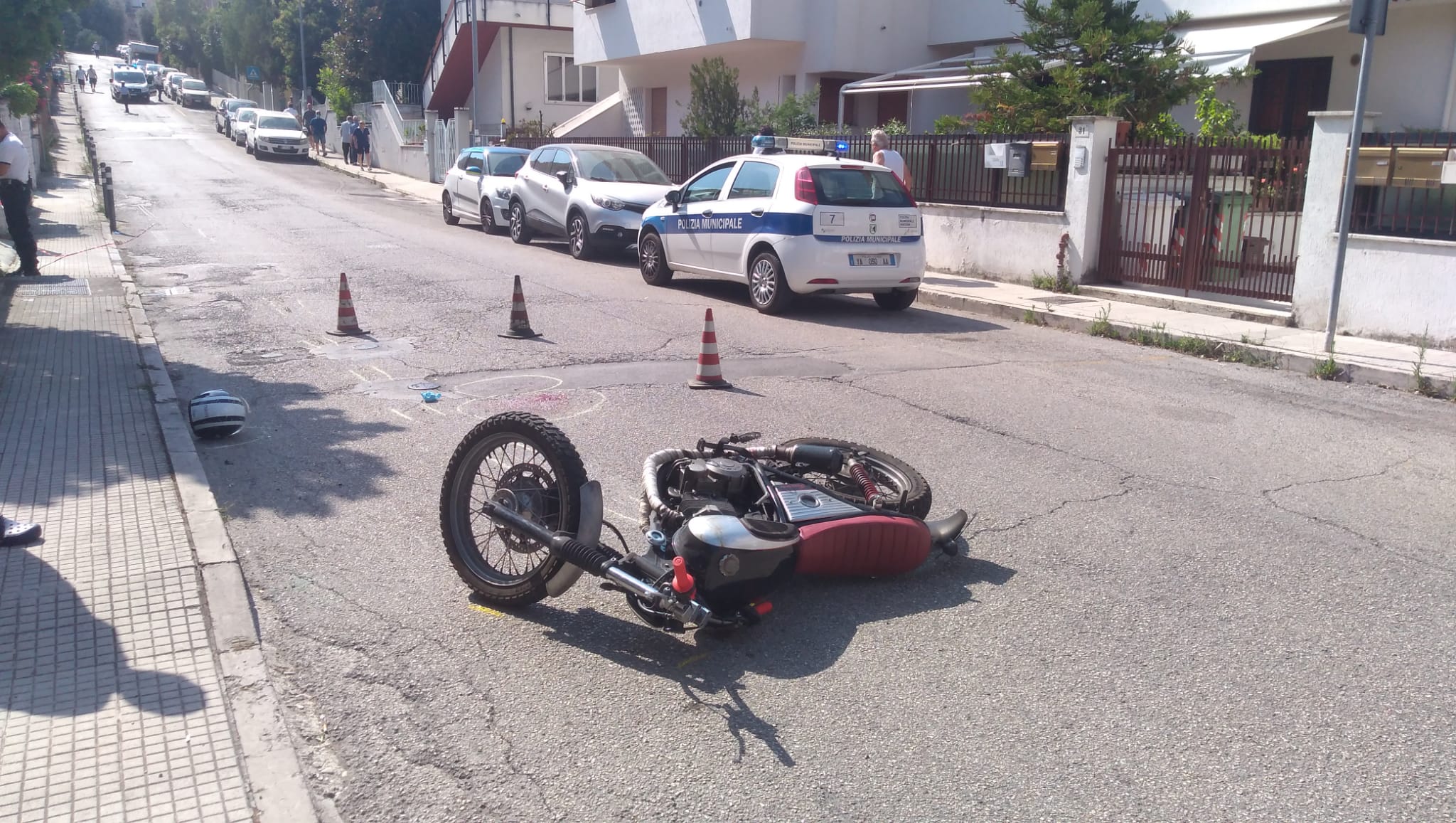 Due incidenti con moto e scooter, due uomini finiscono al “Torrette”