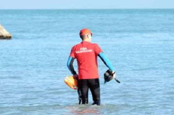 Si fanno il bagno col mare grosso, <br> salvate tre persone Si fanno il bagno col mare grosso, <br> salvate tre persone