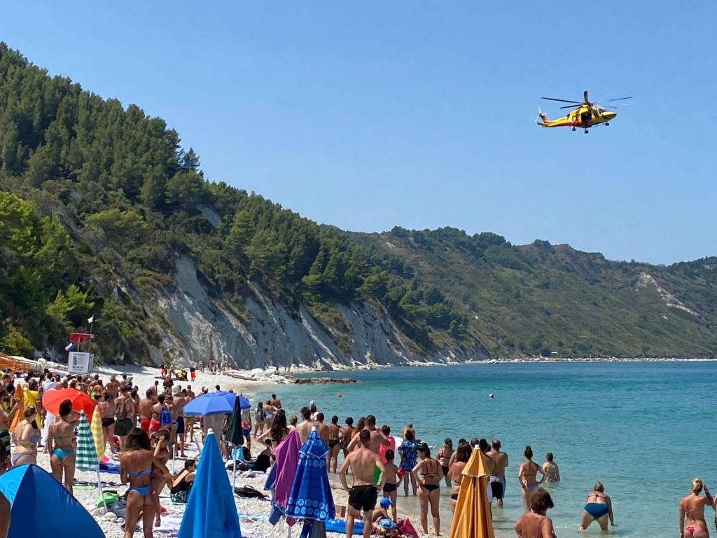 Dramma di Ferragosto: 38enne soccorso in acqua, muore dopo il trasporto in ospedale (Foto e video)