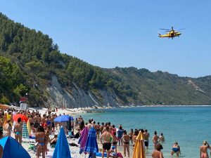 Dramma di Ferragosto: 38enne soccorso in acqua, muore dopo il trasporto in ospedale (Foto e video)