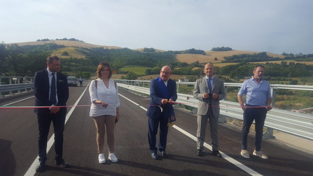 Inaugurato il ponte di Rubbianello <br> ma transito a senso unico alternato: <br> «Dopo 8 anni, vittoria a metà» <span>(Video)</span>