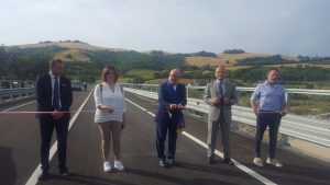 Inaugurato il ponte di Rubbianello <br> ma transito a senso unico alternato: <br> «Dopo 8 anni, vittoria a metà» <span>(Video)</span>