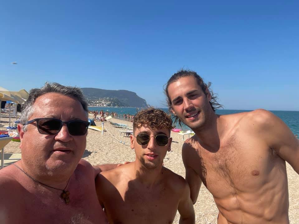 Il ritorno di “Gimbo” a Numana: selfie in spiaggia e storia Instagram sulla “panchina dei desideri”