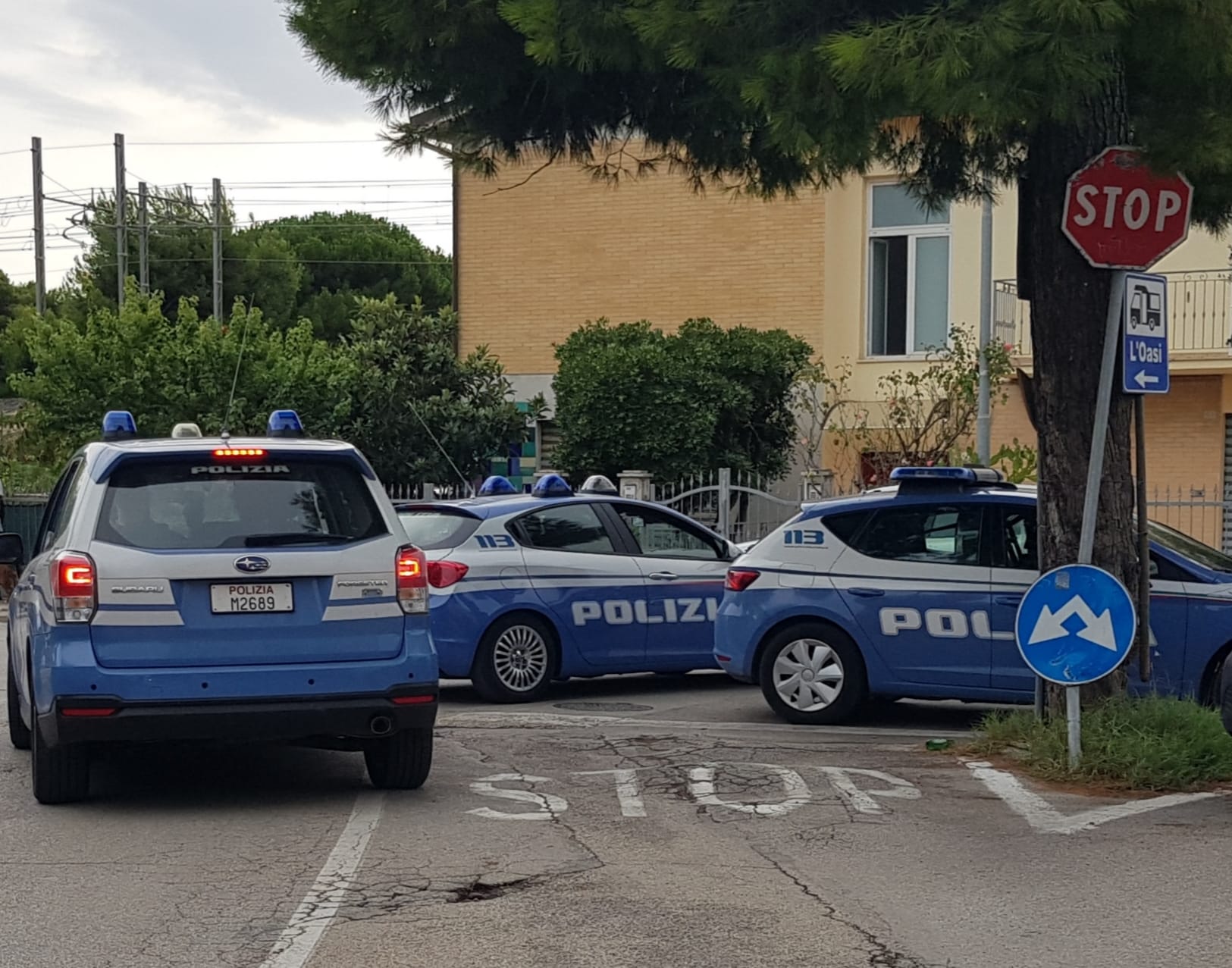 Guerriglia urbana e poliziotti aggrediti: convalidati tre arresti, uno impugnava un coltello