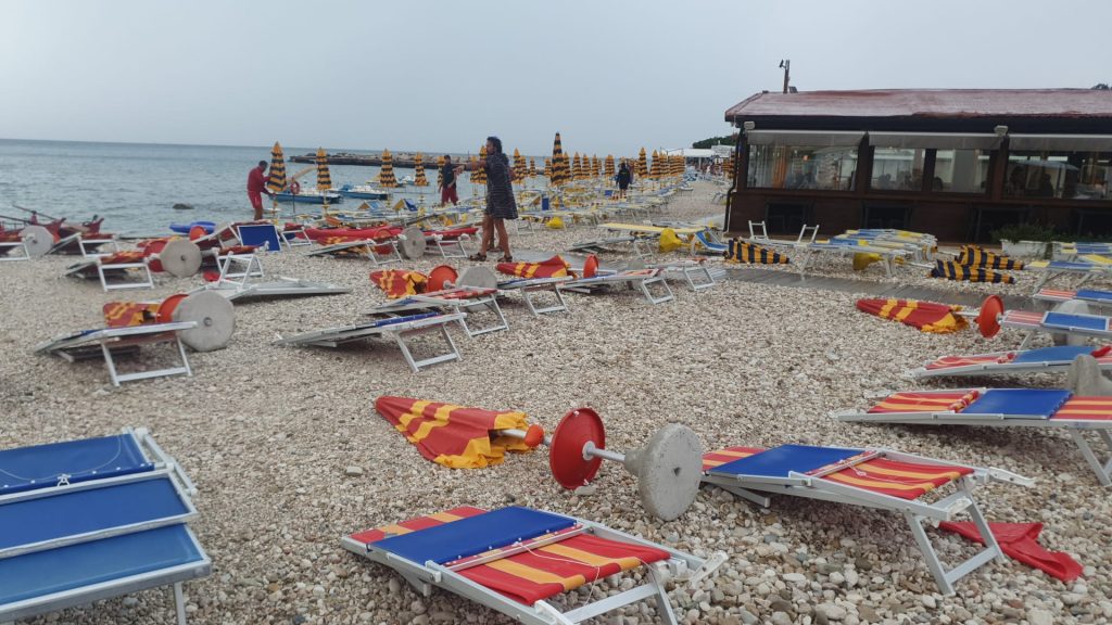 Vento e pioggia: volano <br> gli ombrelloni sulla spiaggia <br> <span> (Video e foto) </span>
