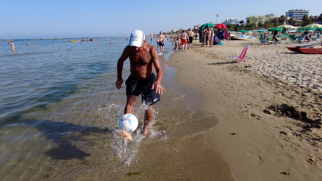 Tra i suoi piedi la palla non cade mai <br> La storia di Agron Dalla diventa un video <br> Il giocoliere parente del grande Lucio