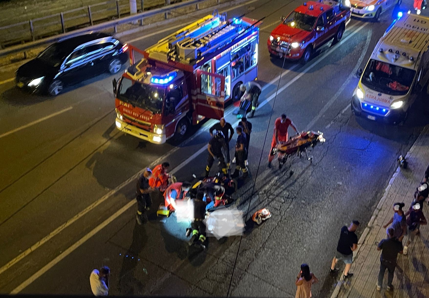 Auto contro scooter, <br> gravissima una 57enne (Foto)