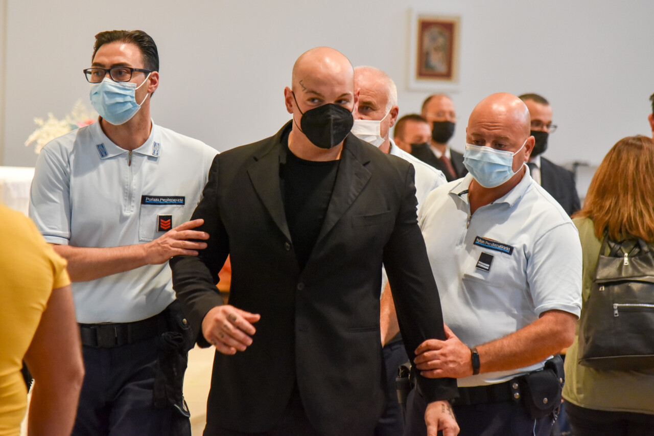 Luca Traini al funerale della madre, <br> poi il ritorno in carcere (Le foto)