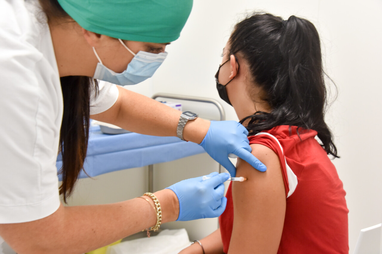 Vaccini agli studenti, <br> il Piceno ancora in testa nelle Marche: <br> «Immunizzato il 45,5 % della fascia 12-19»