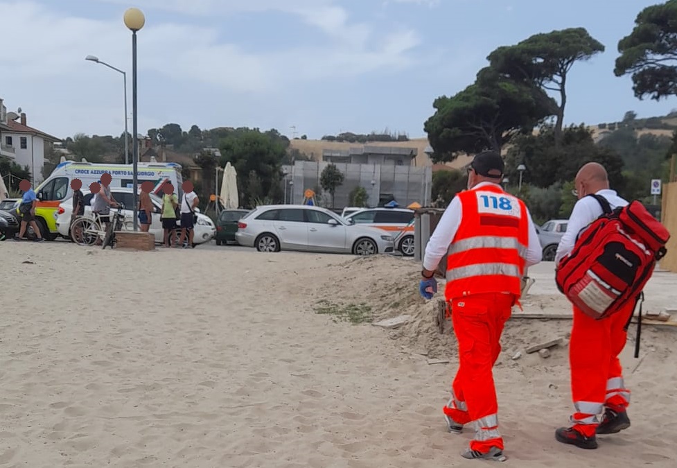 Dramma sulla costa: <br> muore in spiaggia, vano <br> ogni tentativo di rianimazione