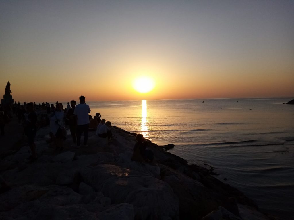 Ferragosto, musica <br> e alba sul mare: <br> il molo sud ha fatto <br> il pieno <span> (Video) </span>