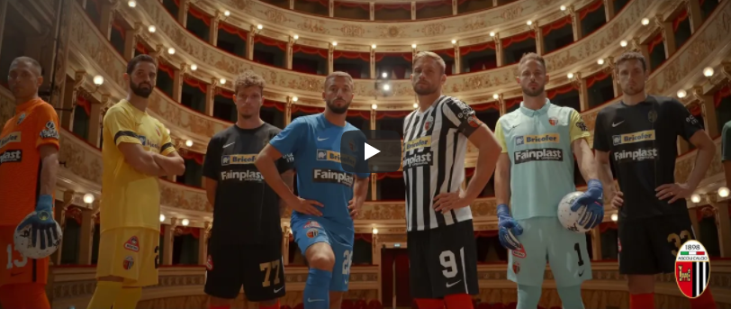 Ascoli, le nuove maglie debuttano <br> al Teatro Ventidio Basso (Video)