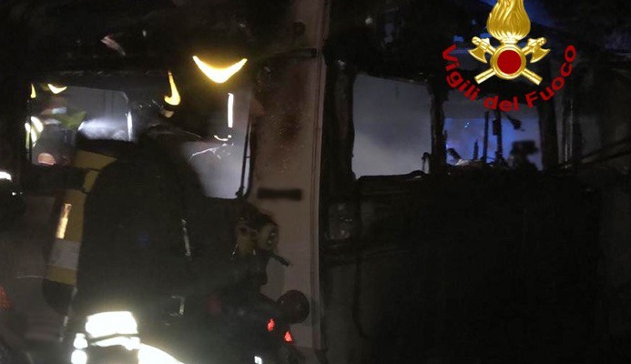 Roulotte divorata dalle fiamme nella notte, in due al Pronto Soccorso