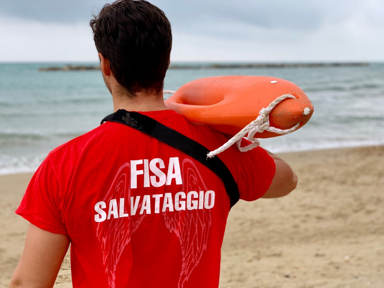 Tre bambini salvati in mare: <br> il loro gonfiabile era in balìa del vento Tre bambini salvati in mare: <br> il loro gonfiabile era in balìa del vento