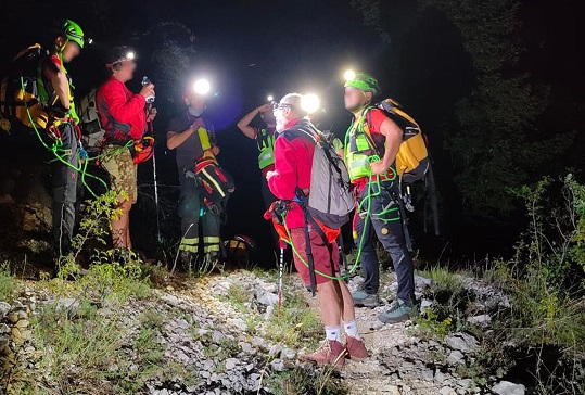 Perdono il sentiero e restano bloccati, <br> intervengono Soccorso Alpino <br> e Vigili del fuoco Perdono il sentiero e restano bloccati, <br> intervengono Soccorso Alpino <br> e Vigili del fuoco