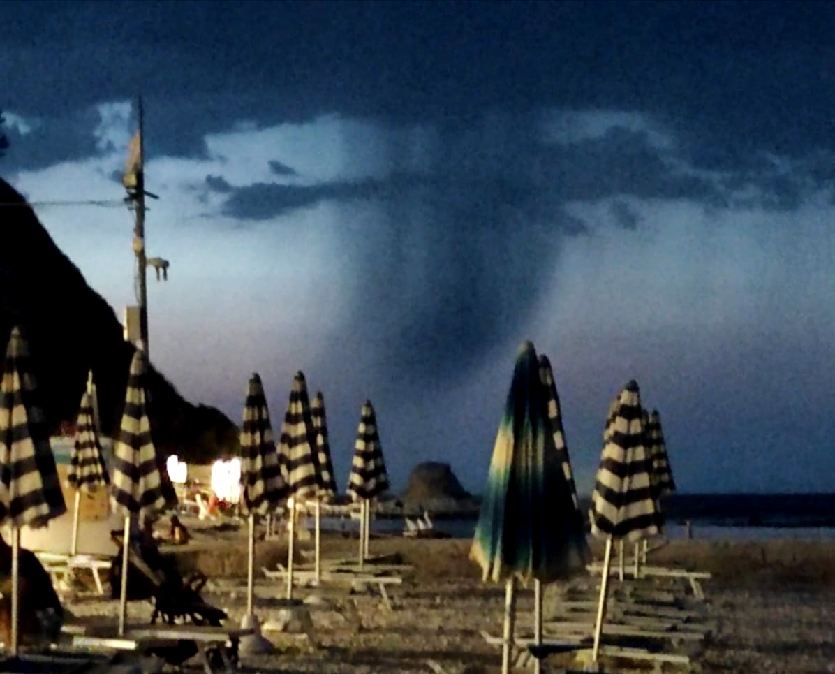 L’immagine di Ferragosto: <br> cella temporalesca o effetto ottico <br> delle nuvole al tramonto?
